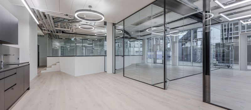 Büro 01.1 – Blick durch die hellen Büroräume