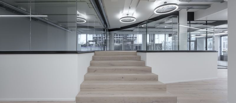 Büro 01.1 – Aufgang zur erhöhten Bürofläche