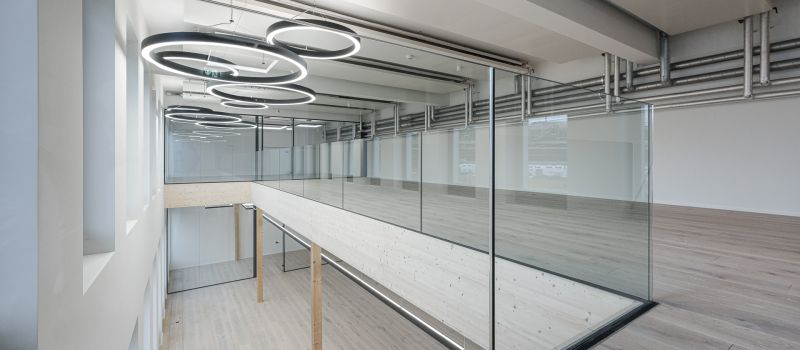 Büro 02.1 – Blick von der Galerie auf die untere Bürofläche